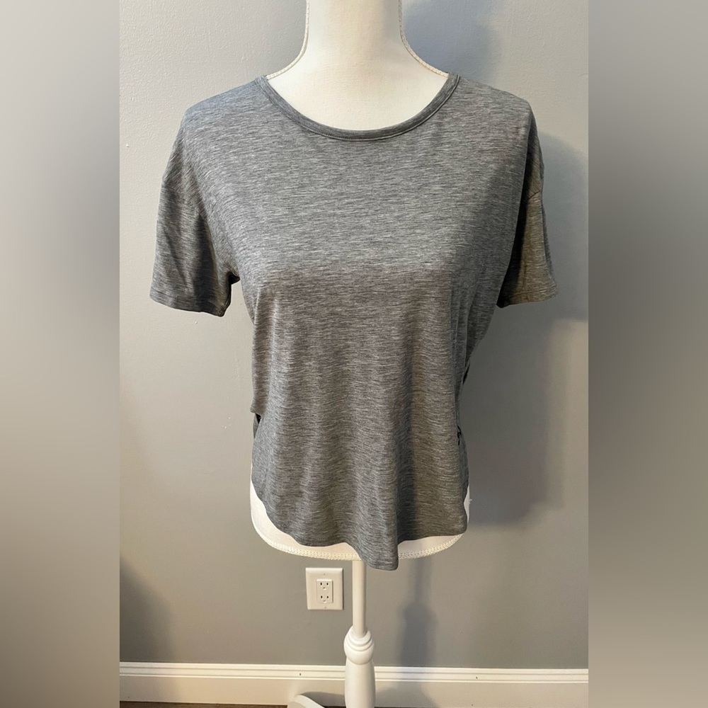 Like New Heather Gray Under Armor Work Out Top